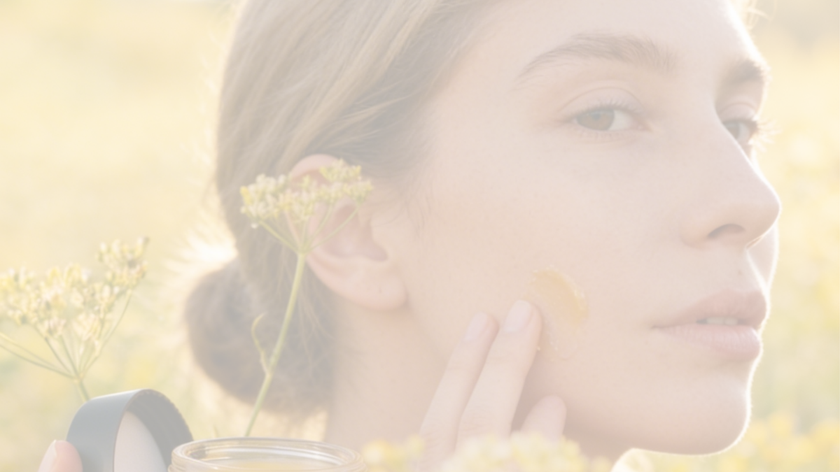 Bakgrundsbild: kvinna i blomsteräng